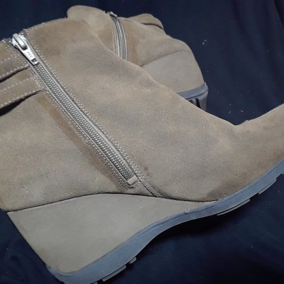Sage green ankle boots. Size 40 preowned - Picture 2 of 5